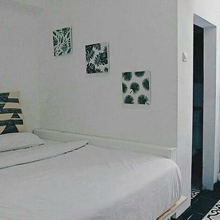 Askhara Guesthouse スラバヤ エクステリア 写真