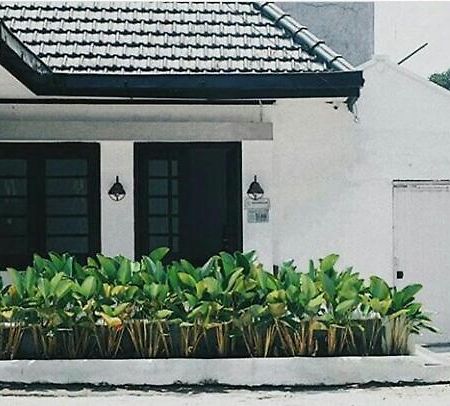 Askhara Guesthouse スラバヤ エクステリア 写真