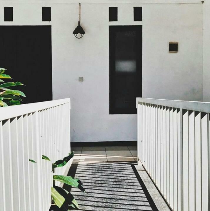 Askhara Guesthouse スラバヤ エクステリア 写真