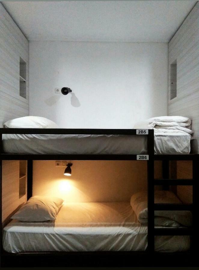 Askhara Guesthouse スラバヤ エクステリア 写真