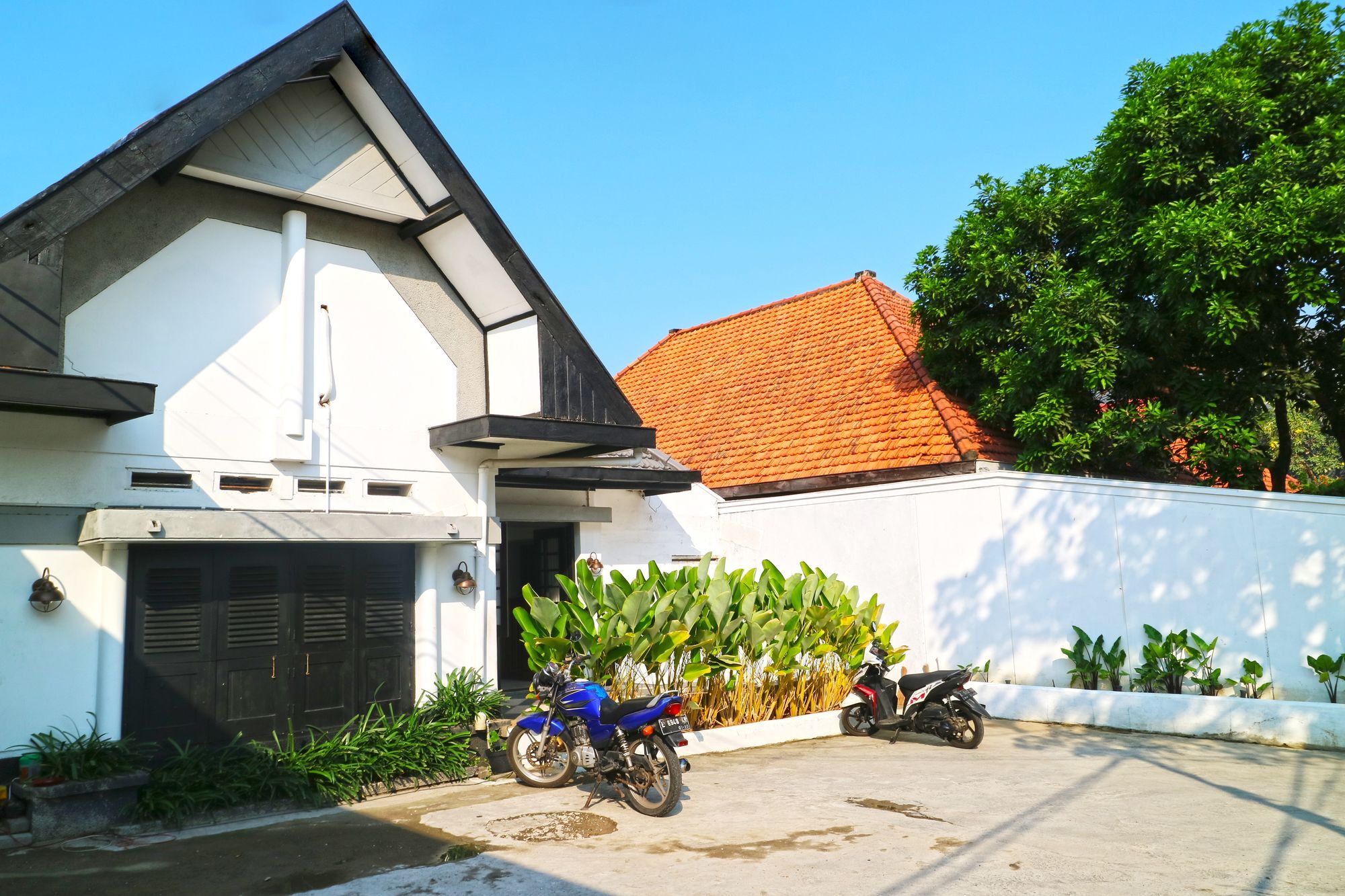 Askhara Guesthouse スラバヤ エクステリア 写真